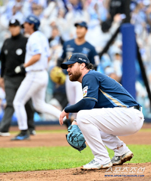 NC 가을 신화, 이대로 끝날 위기...선발 로건, 충격의 1회 2연속 밀어내기 실점 [WC2 현장]