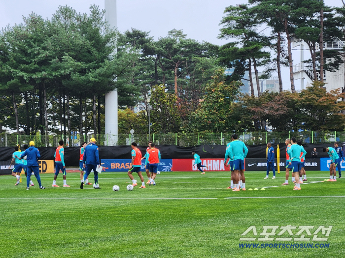 [현장스케치]"비니! 비니!"→안첼로티, 카세미루 특별 대화…'영원한 우승후보' 브라질, 韓 결전 앞두고 본격 담금질