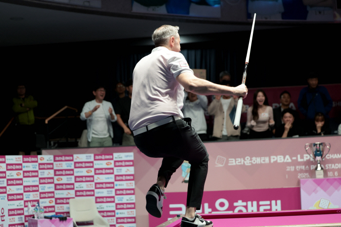 '내가 바로 당구 교황이야!' 4년만에 우승 감격, 레펀스는 테이블 위로 뛰어올랐다