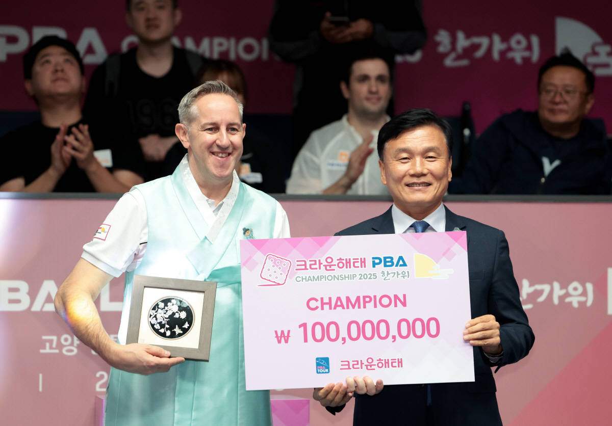 '내가 바로 당구 교황이야!' 4년만에 우승 감격, 레펀스는 테이블 위로…