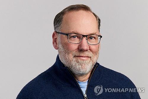 로키산맥 여행 도중 놓친 노벨상 수상 통보…"축하 문자 200건"