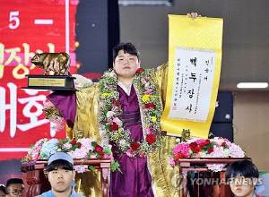 '씨름 괴물' 김민재, 추석씨름대회서 2년 연속 백두장사