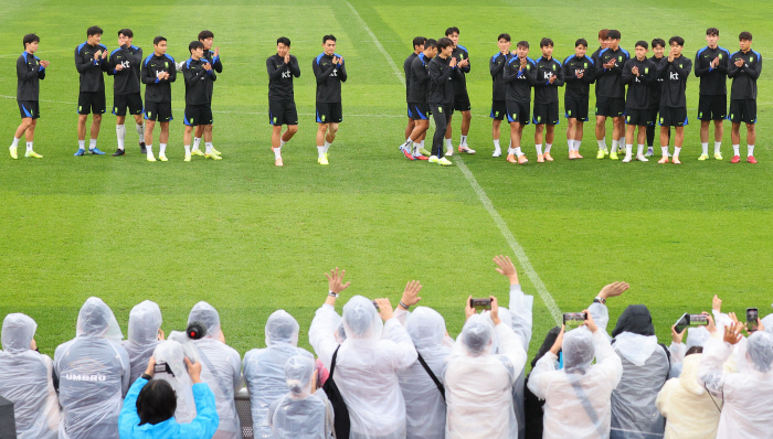 [현장에서]"버스 떠날 때까지!" 손흥민→이강인→김민재 '특급' 팬 서비스, 궂은 날씨도 막지 못한 '홍명보호' 오픈 트레이닝