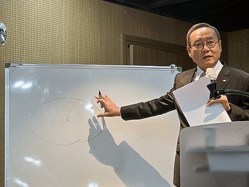 (서울=연합뉴스) 김주환 기자 = 서태건 게임물관리위원회 위원장이 6일 서울 중구 CKL 기업지원센터에서 열린 기자 간담회 자리에서 화이트보드에 그림을 그리며 설명하고 있다. 2024.11.6 jujuk@yna.co.kr