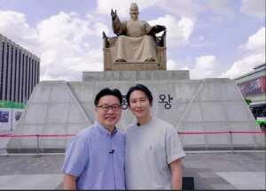 김남길·서경덕, 한글날 맞아 멕시코 한글학교에 교육 물품 기증