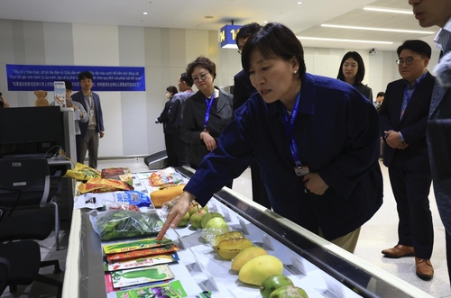 "국경 '철벽검역' 필수"…농식품장관, 인천공항 검역 점검
