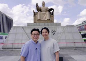 김남길, 서경덕 교수와 한글날 맞아 멕시코 한글학교 교육물품 기증
