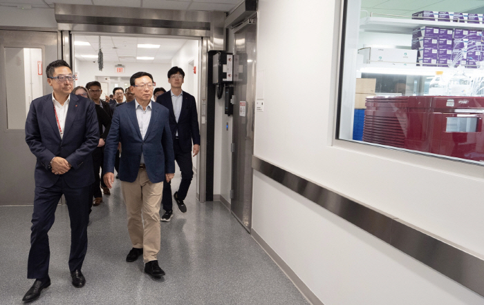 미 현장 경영 나선 신동빈 롯데 회장, 바이오사업 생산시설 점검