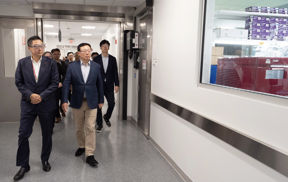 미 현장 경영 나선 신동빈 롯데 회장, 바이오사업 생산시설 점검