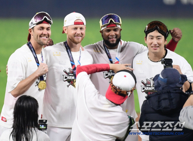 '류현진 꺾고 역대 2위' 그 좌완, 사고 제대로 쳤다…KBO 재계약 실…