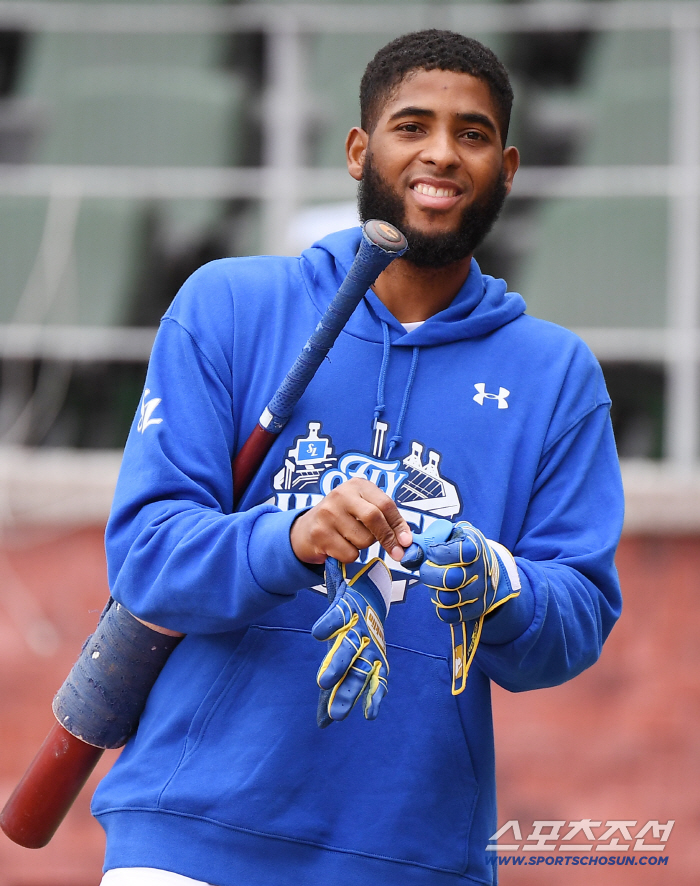 '그 이름' 듣자마자 입꼬리가 씰룩 → 50홈런-158타점 괴물도 탄복 "그가 아니었으면 못 올라왔다"