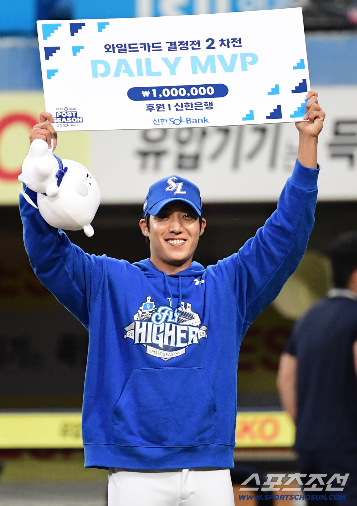 '그 이름' 듣자마자 입꼬리가 씰룩 → 50홈런-158타점 괴물도 탄복 …