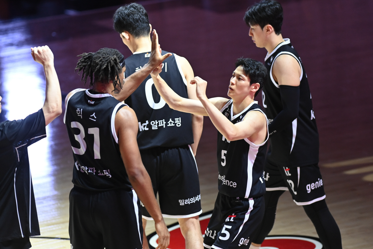 [현장분석] 김선형 결정적 3점포+힉스 더블더블. KT, 삼성 74대66…