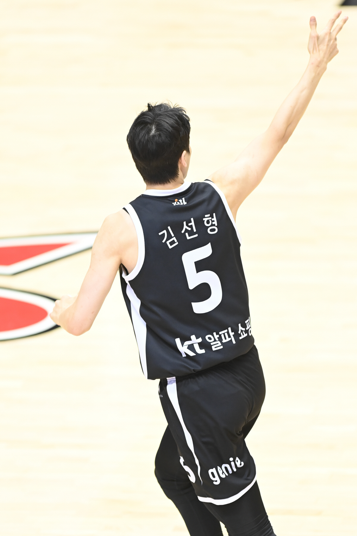 [현장인터뷰] 결정적 3점포 KT 김선형 "오랜만에 클러치 해결. 힉스 …