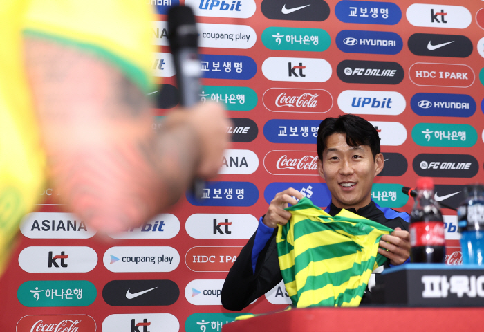 [현장인터뷰]'깜짝 선물에 활짝' 손흥민 