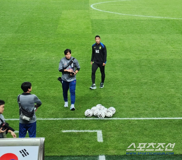 [현장에서]"충격" 종아리 아이싱하던 황희찬 결국 훈련 제외→'부상 우려…