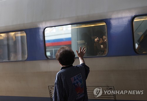 추석 연휴 막바지인 10월 9일 서울역에서 기차 이용객들이 작별인사를 하고 있다. [연합뉴스 자료사진]