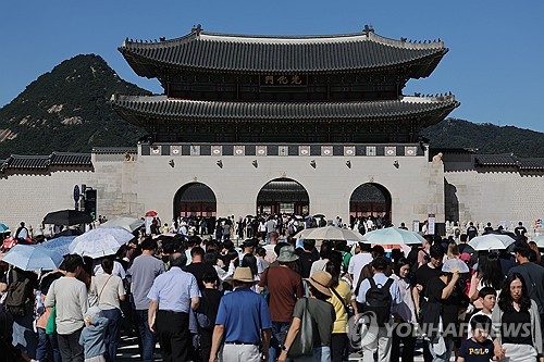 추석 연휴 엿새째인 10월 8일 서울 경복궁을 찾은 시민들이 광화문을 지나고 있다. [연합뉴스 자료사진]