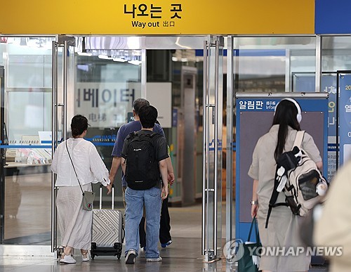 추석 연휴 마지막 날인 10월 9일 KTX 울산역에서 귀경객들이 열차를 타러 이동하고 있다.[연합뉴스 자료사진]