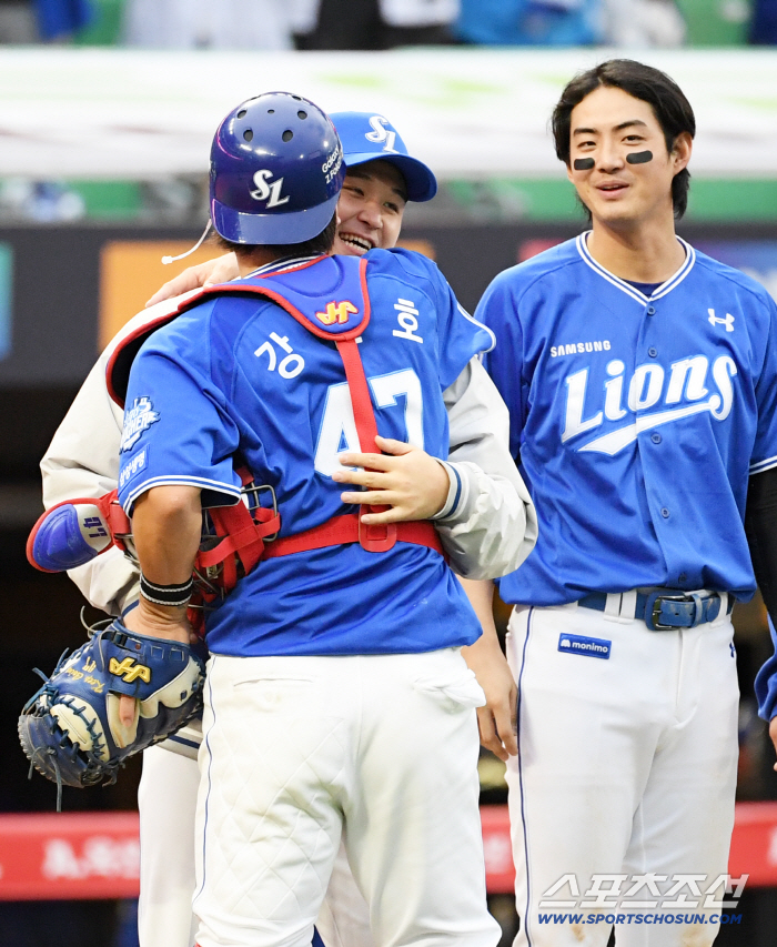 '가을야구 악몽 깬' 최원태 따뜻하게 안아준 강민호, WC 부진에도 믿고 기다려준 박진만 감독 '인자한 미소'