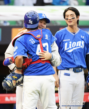 '가을야구 악몽 깬' 최원태 따뜻하게 안아준 강민호, WC 부진에도 믿고 기다려준 박진만 감독 '인자한 미소'[인천 현장]