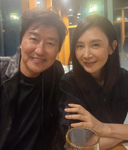 '혼외자·극비결혼' 정우성, 첫 사석 포착 "송강호와 웃었다"