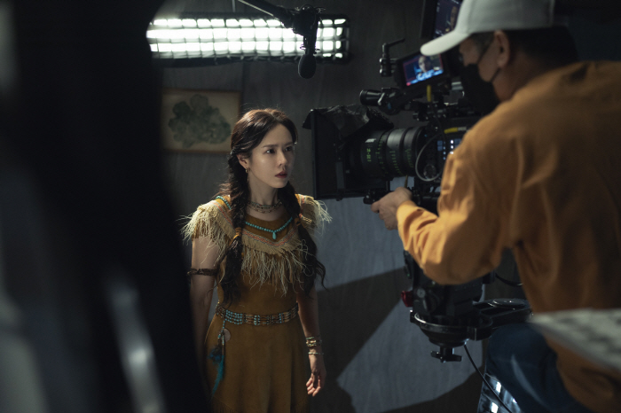 손예진, 비하인드 컷도 미모가 아름다운 건 '어쩔수가없다'