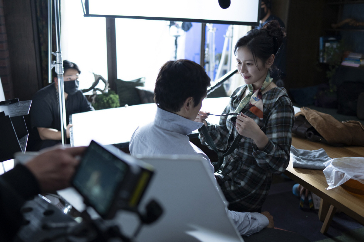 손예진, 비하인드 컷도 미모가 아름다운 건 '어쩔수가없다'