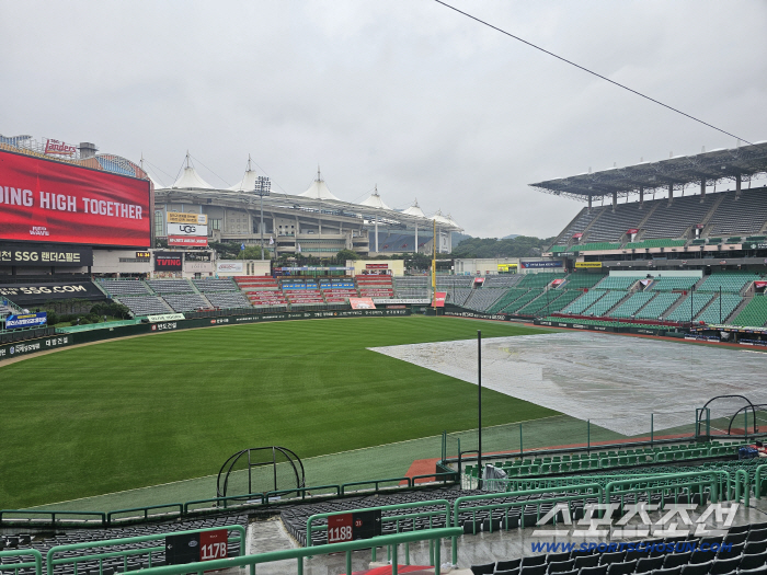 '에이스가 장염이라니' SSG, 가을 단비에 시간 버나…비 그칠 기미 없는 랜더스필드, 2차전 개시 불투명