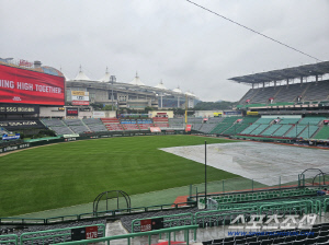 '에이스가 장염이라니' SSG, 가을 단비에 시간 버나…비 그칠 기미 없는 랜더스필드, 2차전 개시 불투명