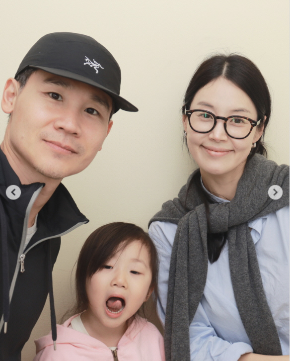 '검사♥' 한지혜, 결혼 10년만에 행복 이뤄냈다...'닮은꼴 가족사진'…