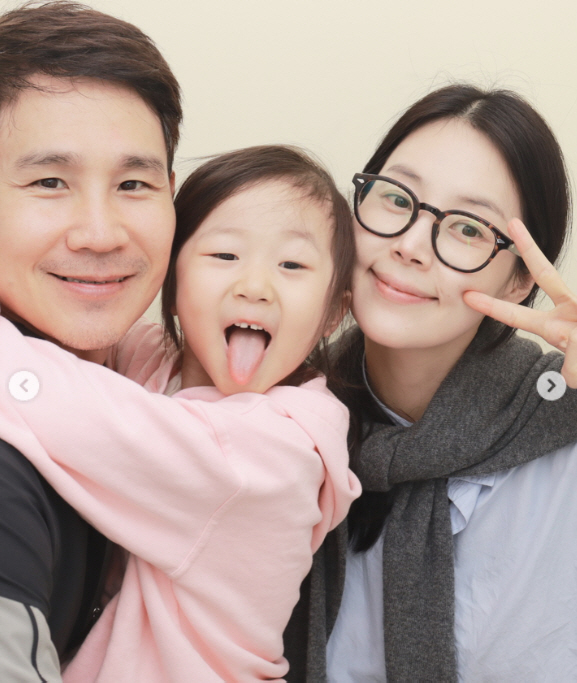 '검사♥' 한지혜, 결혼 10년만에 행복 이뤄냈다...'닮은꼴 가족사진'…
