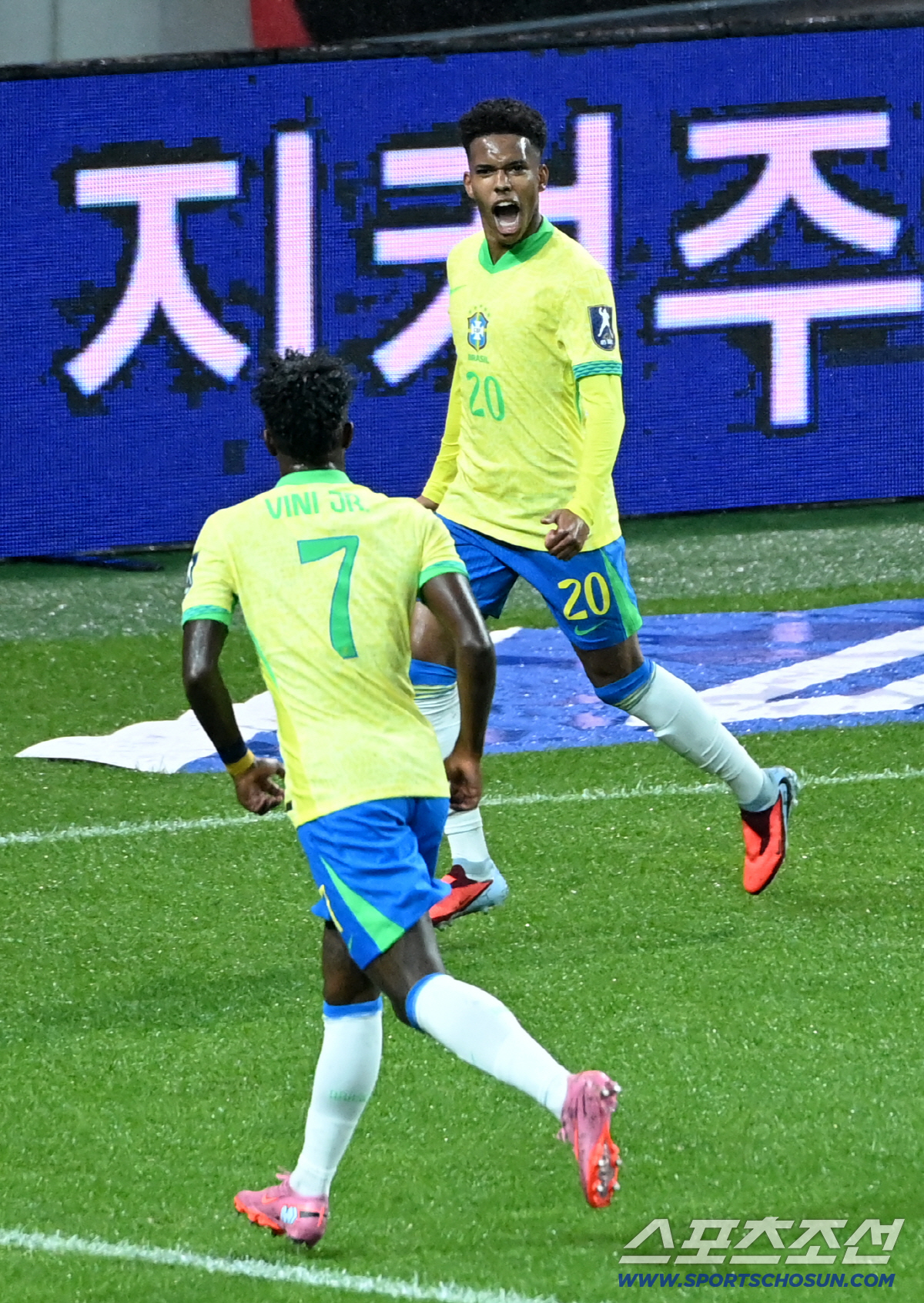 [포토] 선제골 에스테반, 비니시우스 봤어?