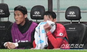 [현장에서]역사적인 날 고립된 '손톱' 손흥민, 슈팅 제로→63분만에 교체…벤치에서 수건으로 얼굴을 감쌌다