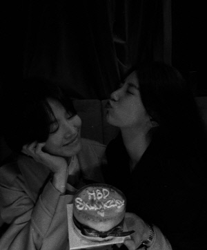 수지, 생일도 송혜교와 보냈다…직접 준비한 케이크에 '입술 쭉'
