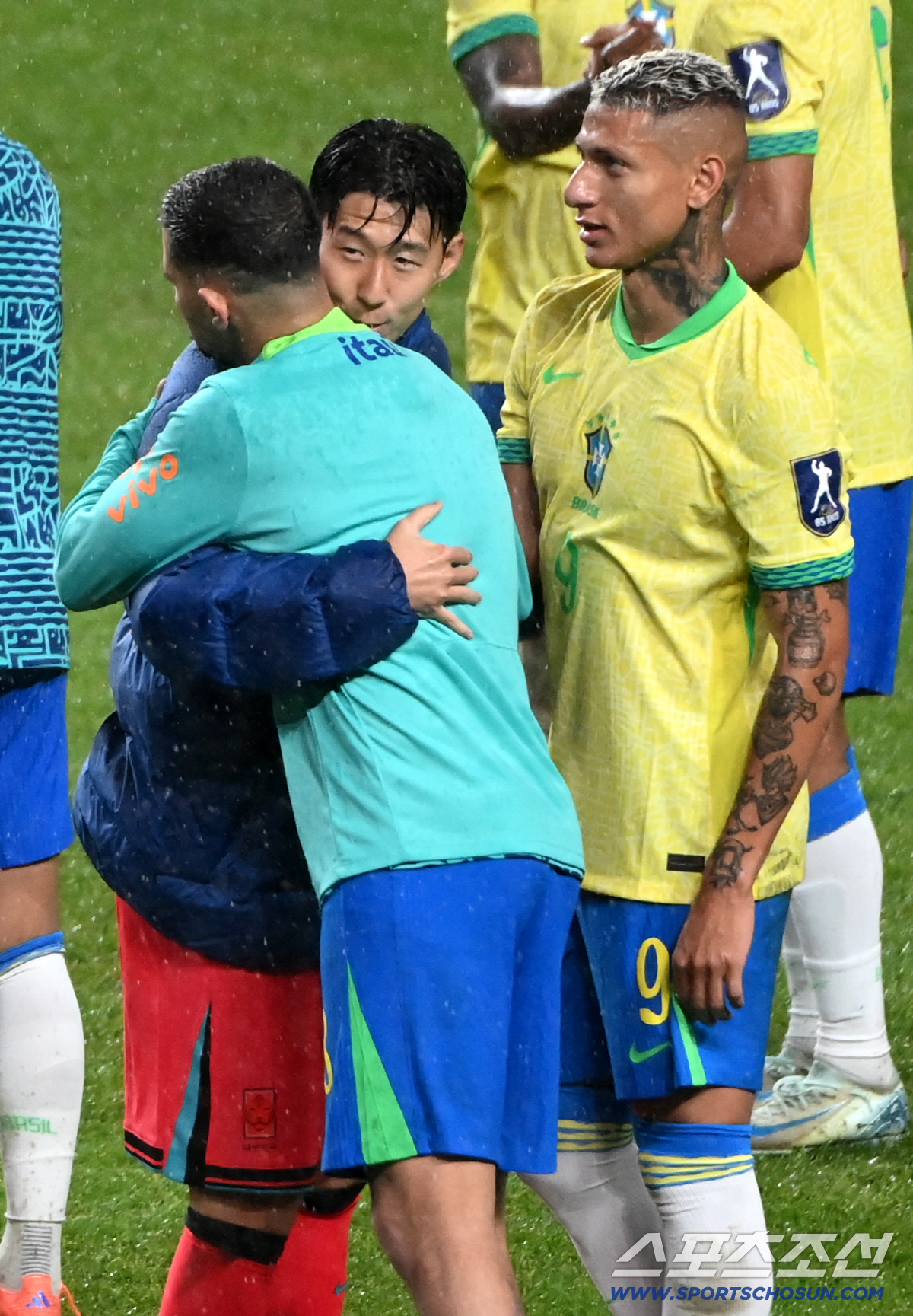 [포토] 손흥민, 히샬리송-기마랑이스와 인사