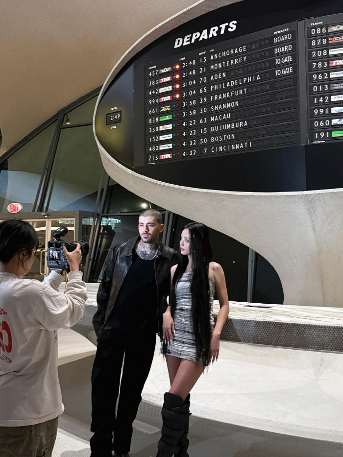 블랙핑크 지수, 외국 남성과 얼굴 밀착 투샷 "친절하고 멋진 목소리"