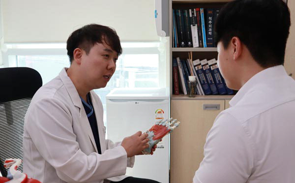발 내딛는 순간 '찌릿' 족저근막염…발바닥 스트레칭 방법은?