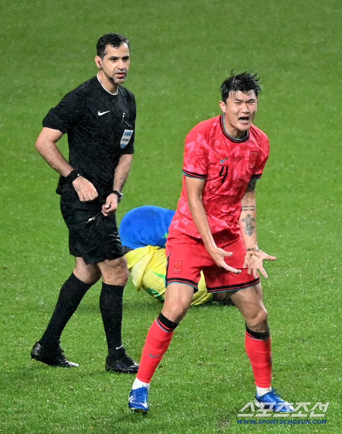 '영리한 태클'→'아찔한 실수' 그래도 '韓 수비 리더'는 김민재…홍명보 감독 "너무 부정적으로 볼 필요 없다"