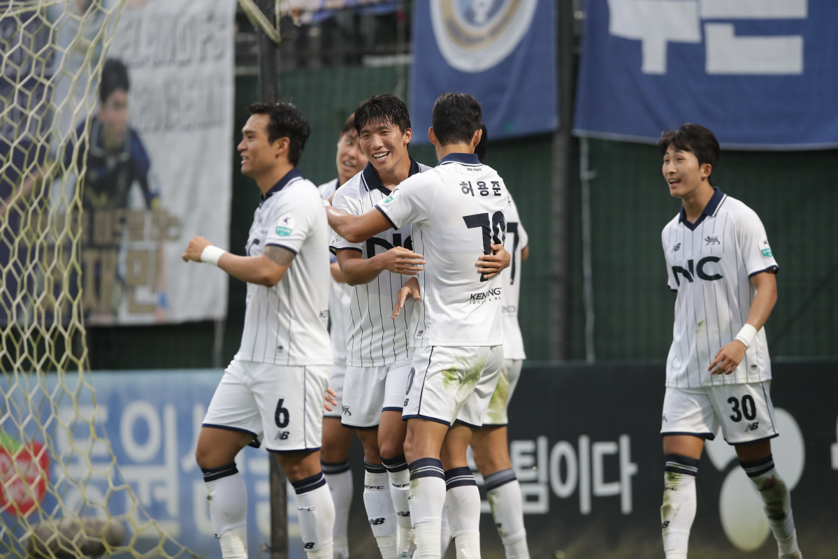 [K리그2]'승격전쟁' 다운 혈투, 이랜드가 웃었다...'변경준 극장골'…