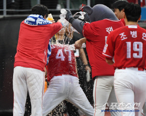 가을이구나. 타팀팬도 도파민 범벅 핵꿀잼! → 철벽 마무리가 털리고 9회말에 후라도가 나오다니! [준PO2]