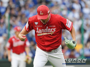 '아니 또 올라와?' 41세 불펜 투수의 2⅓이닝 역투, 이게 헌신이다[준PO 현장]