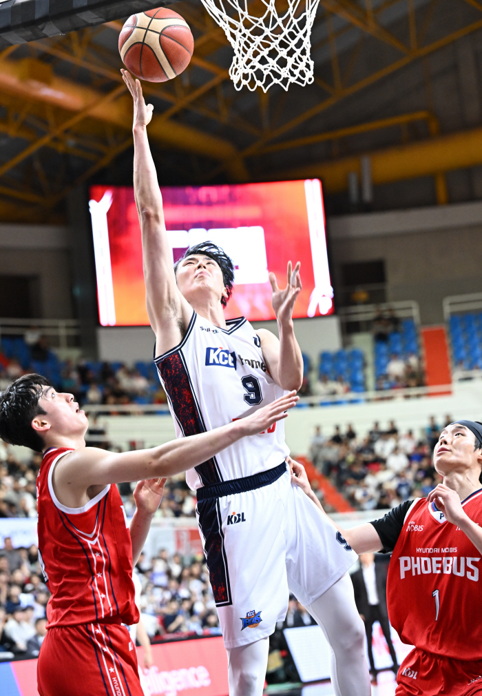'부상 병동'→'허웅 24점' 부산 KCC, 울산 현대모비스 86-68 제압(종합)