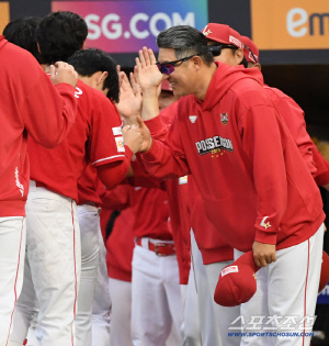 '모자 벗고 고개 숙인 감독' 삼성 초강수 후라도 무너뜨린 SSG 김성욱 끝내기 홈런, 이숭용 감독은 고개를 숙였다[인천 현장]