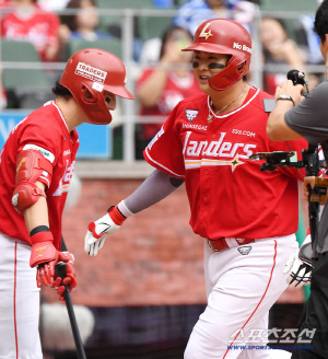 23세 타자가 PS에서 2연속 홈런을 쳤는데, 감독은 왜 박한가 