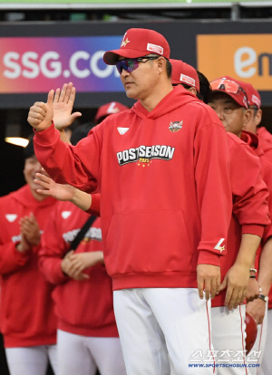 가을야구 초보 감독 맞아? '제2의 김광현' 2차전 선택부터 조기 강판까지...뚝심과 결단 대단하네