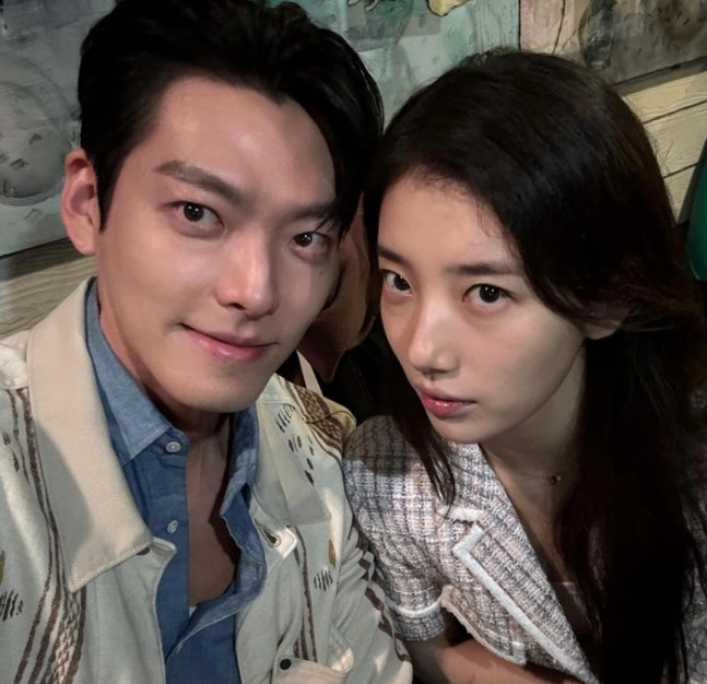 김우빈♥수지, 눈맞춤으로 설렘 말렙…‘다지니’ 비하인드 공개 [SCin스…