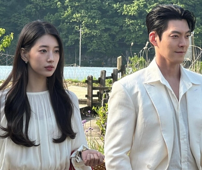 김우빈♥수지, 눈맞춤으로 설렘 말렙…‘다지니’ 비하인드 공개 [SCin스…