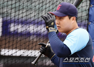 '롯데 야수 전멸' 이 선수 유일한 희망일 줄이야…'퓨처스 폭격' 이대호 후계자 태극마크로 증명한다