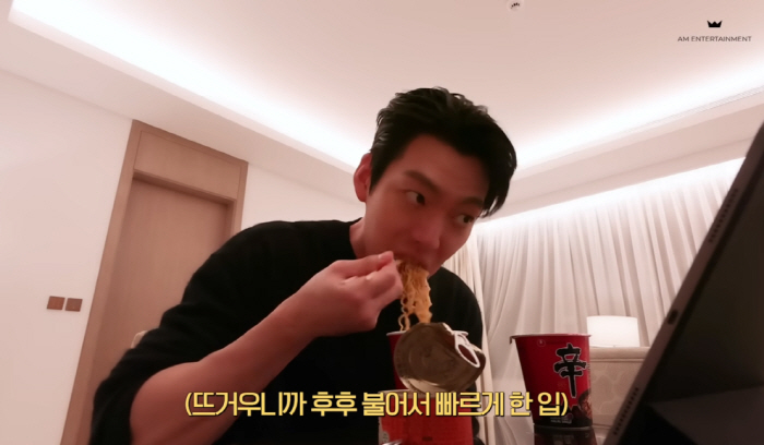 "김우빈도 야식 먹는구나"…두바이 촬영서 라면에 밥까지 말아 '후루룩' …
